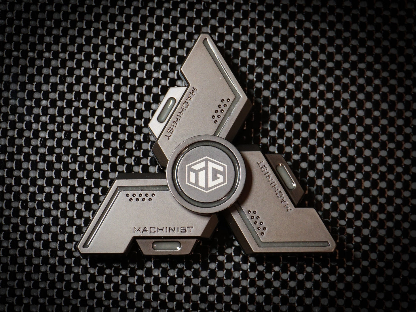 Mecha Atlas fidget spinner - tringle gunmetal glow in the dark